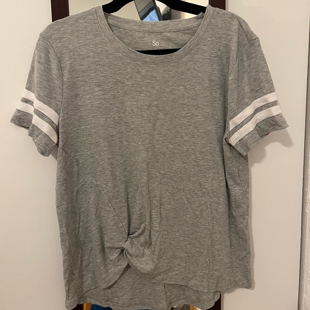 Gray T- Shirt with front knot, size Large